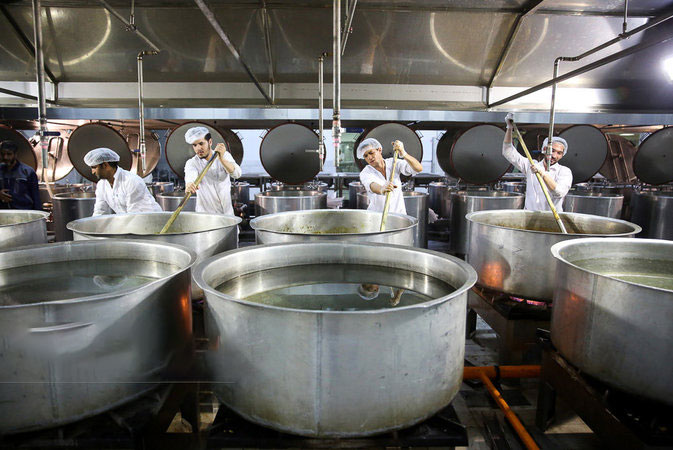 طبخ و توزیع غذا